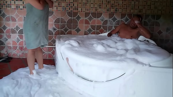 EL BAÑO DE ESPUMA QUE ME ESTABA DANDO TERMINO EN UNA DELICIOSA CITA ROMANTICA CON MI MADRASTRA